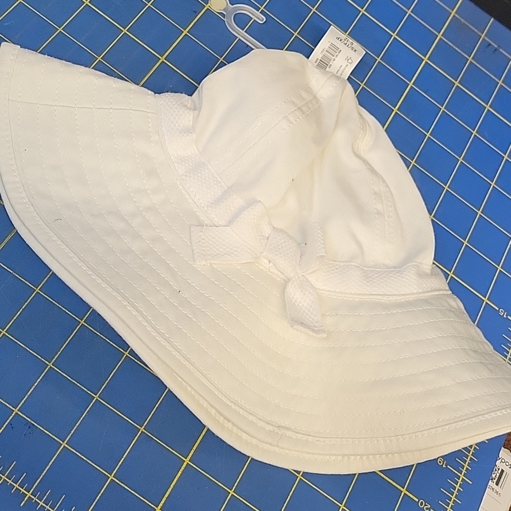 Old Navy White Strapped Hat XP 6-12 Months New w Tags